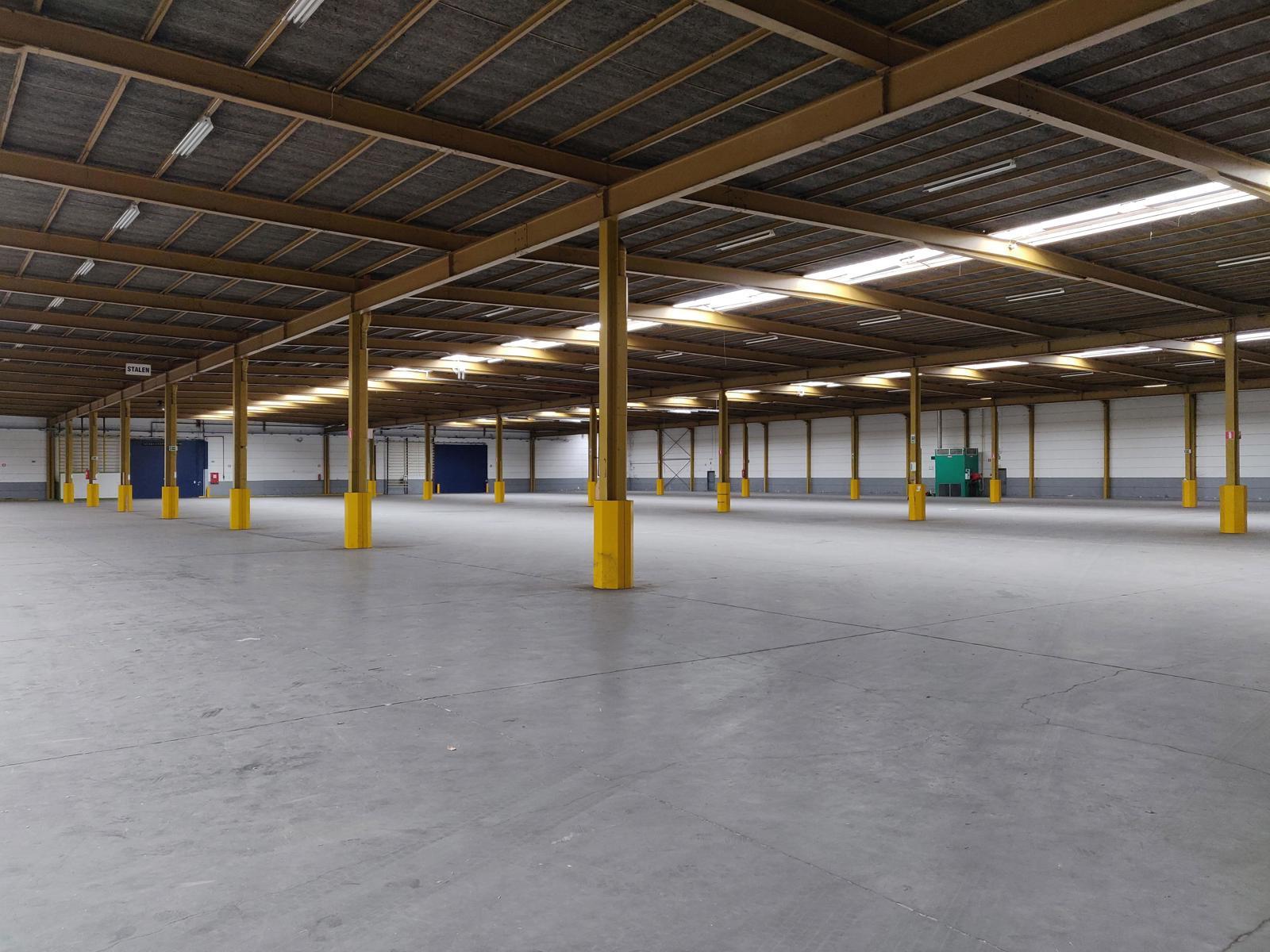 Het betreft de verhuur van uitstekend gelegen magazijnen te Industriepark-West in Sint-Niklaas, gelegen nabij op- en afrit 15 (Sint-Niklaas) van de E17. Oppervlaktes beschikbaar vanaf 4 700 m². De magazijnen hebben een vrije hoogte tussen de 5 meter en 8