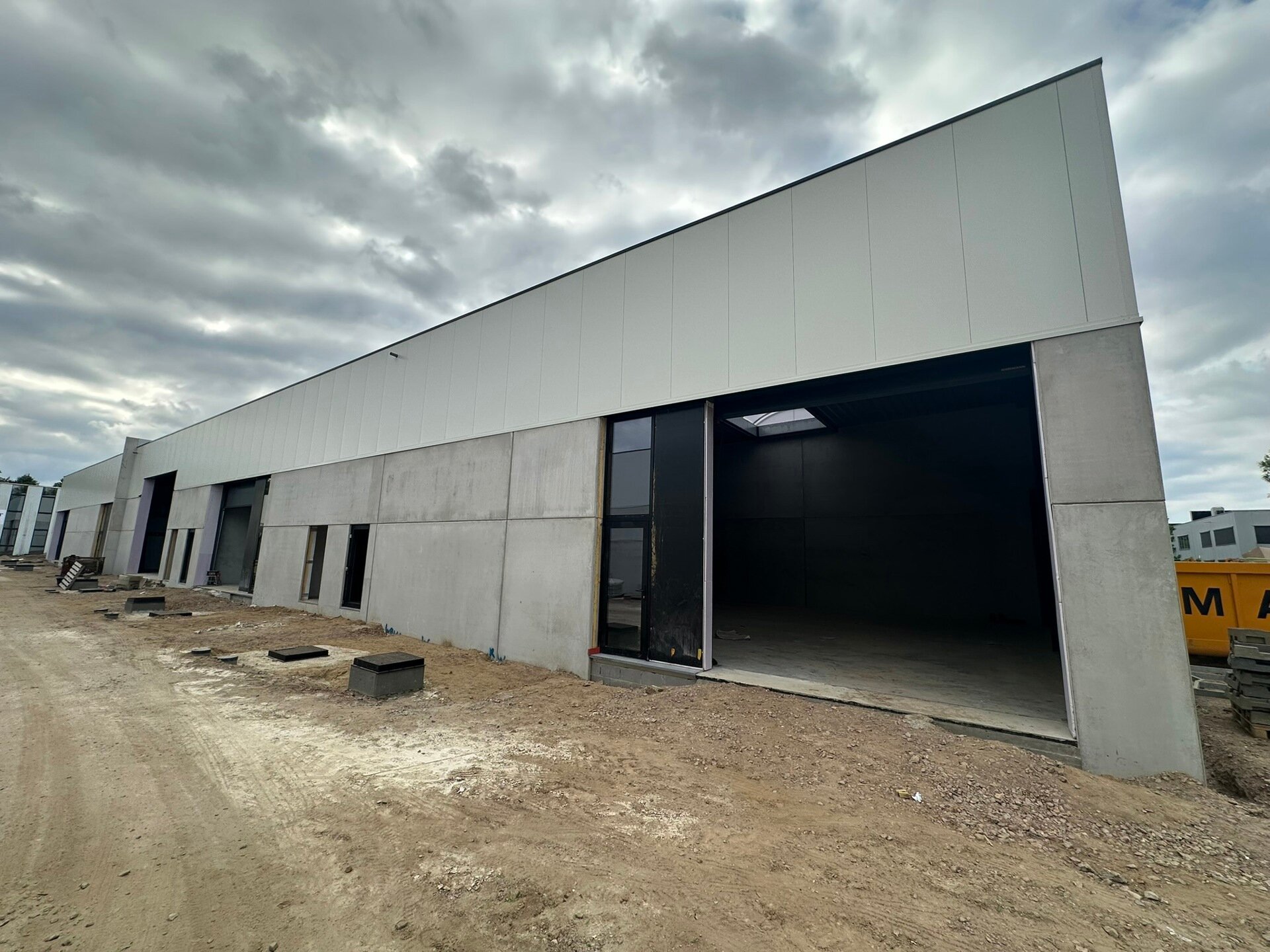 In de industriezone 'De Vloeiende' te Kapellen wordt een nieuw bedrijvenpark opgetrokken. Het betreft in totaal een verkoop van 20 nieuwbouw KMO-units, verdeeld over 2 gebouwen. Er zijn oppervlaktes beschikbaar vanaf 159 m². De units zijn samenvoegbaar o