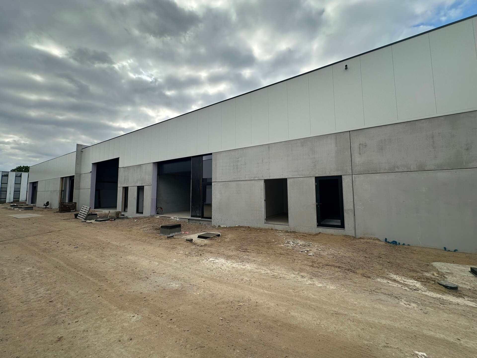 In de industriezone 'De Vloeiende' te Kapellen wordt een nieuw bedrijvenpark opgetrokken. Het betreft in totaal een verkoop van 20 nieuwbouw KMO-units, verdeeld over 2 gebouwen. Er zijn oppervlaktes beschikbaar vanaf 159 m². De units zijn samenvoegbaar o