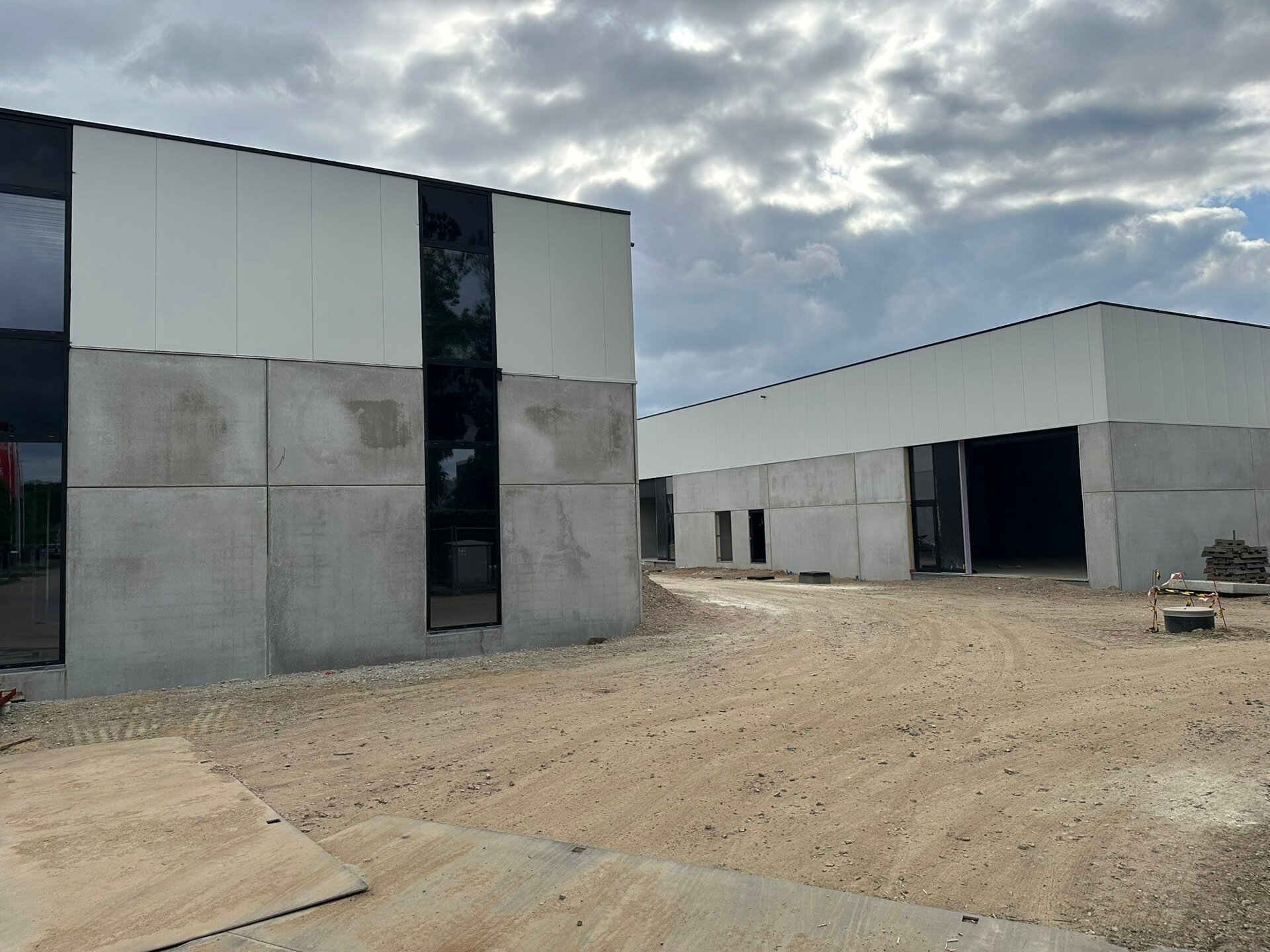 In de industriezone 'De Vloeiende' te Kapellen wordt een nieuw bedrijvenpark opgetrokken. Het betreft in totaal een verkoop van 20 nieuwbouw KMO-units, verdeeld over 2 gebouwen. Er zijn oppervlaktes beschikbaar vanaf 159 m². De units zijn samenvoegbaar o