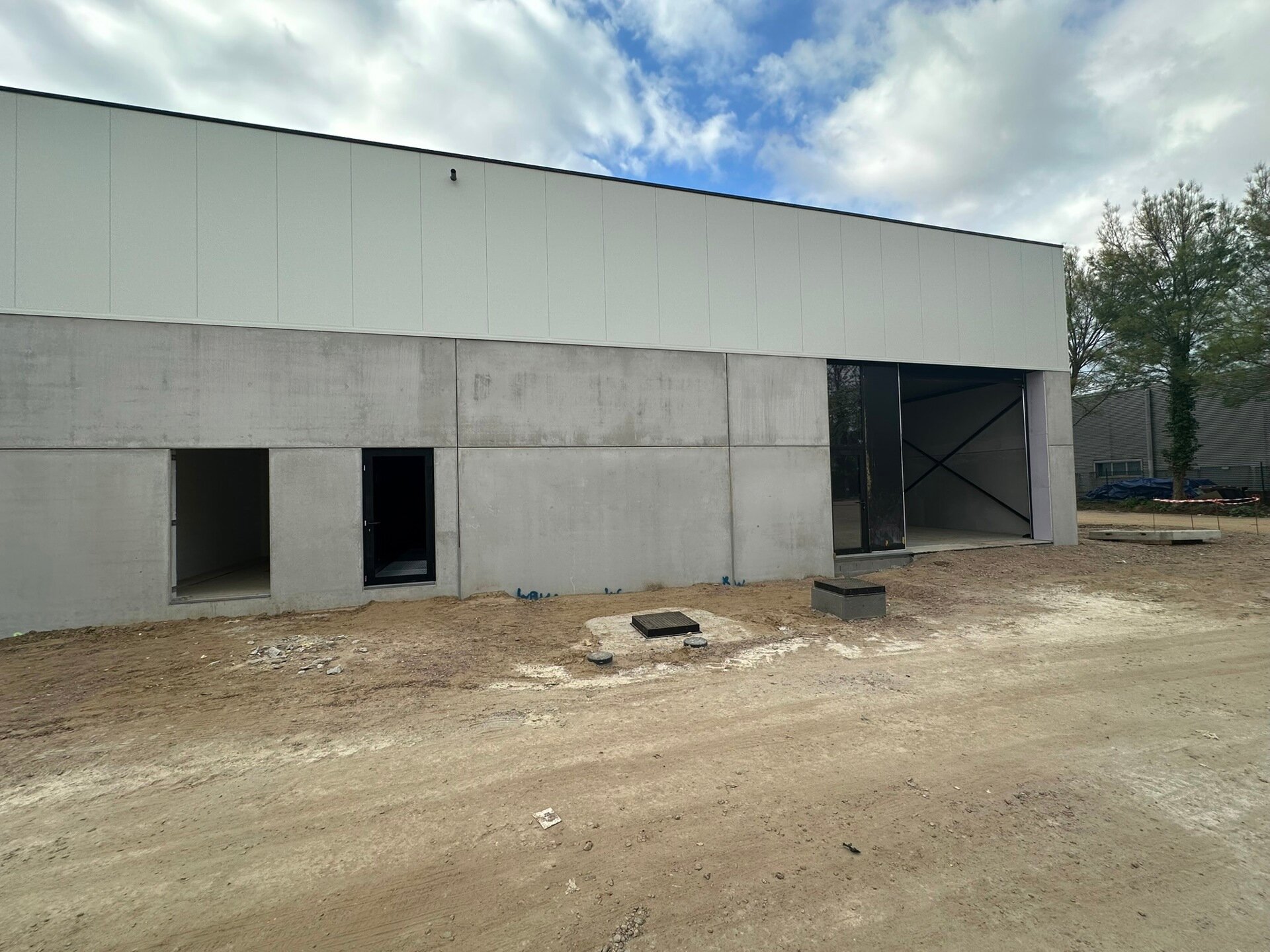 In de industriezone 'De Vloeiende' te Kapellen wordt een nieuw bedrijvenpark opgetrokken. Het betreft in totaal een verkoop van 20 nieuwbouw KMO-units, verdeeld over 2 gebouwen. Er zijn oppervlaktes beschikbaar vanaf 159 m². De units zijn samenvoegbaar o