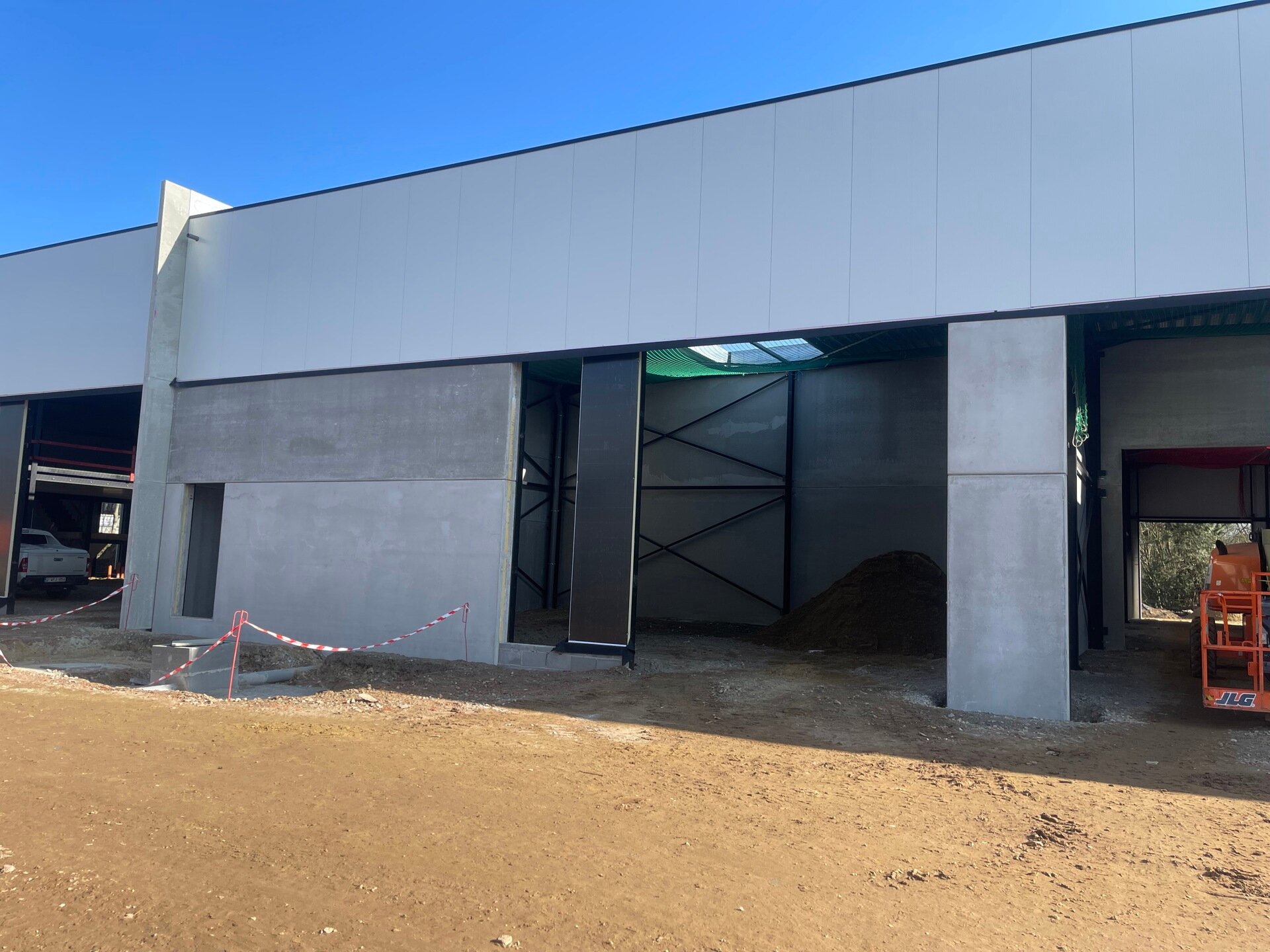 In de industriezone 'De Vloeiende' te Kapellen wordt een nieuw bedrijvenpark opgetrokken. Het betreft in totaal een verkoop van 20 nieuwbouw KMO-units, verdeeld over 2 gebouwen. Er zijn oppervlaktes beschikbaar vanaf 159 m². De units zijn samenvoegbaar o