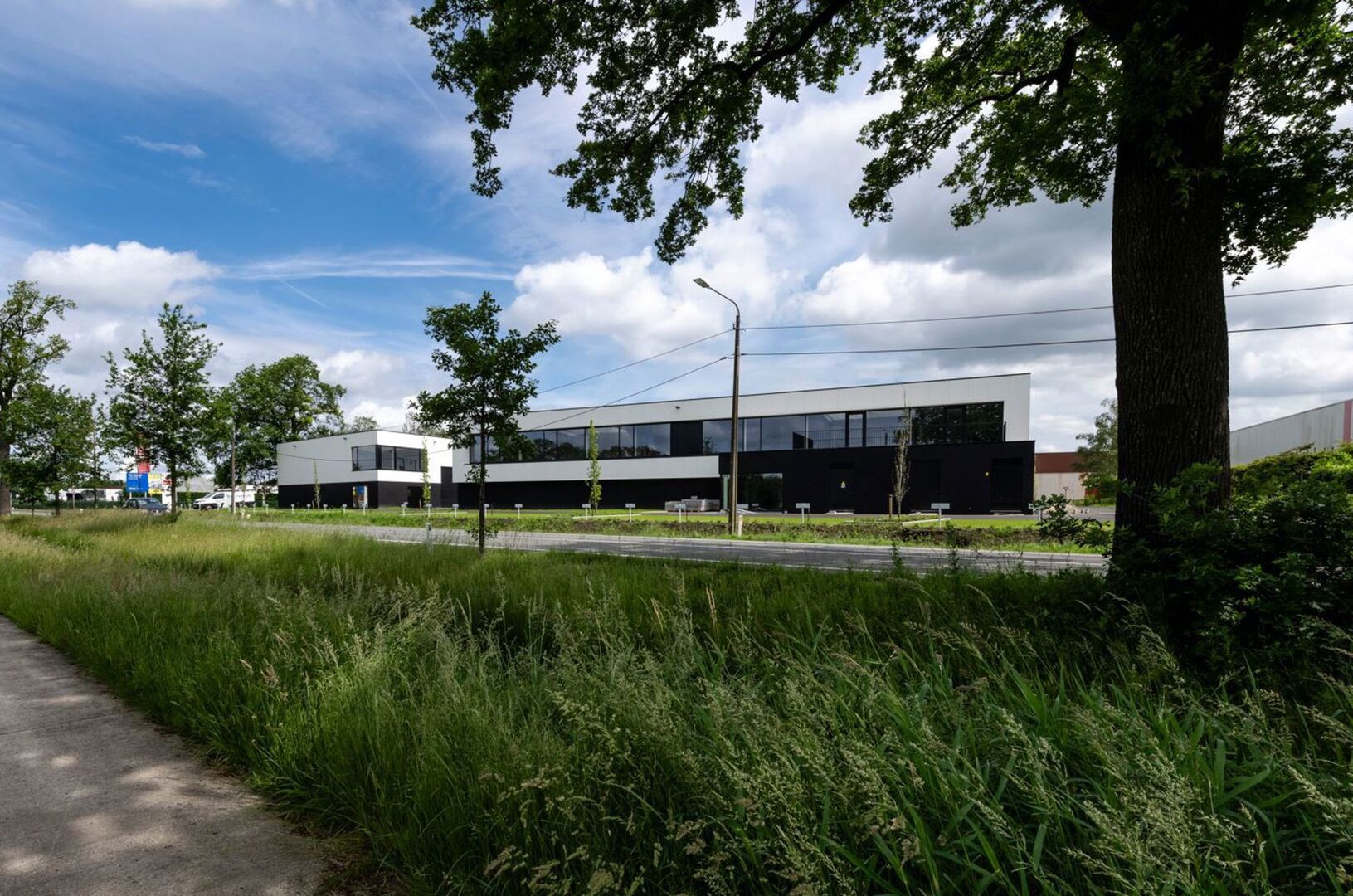 Het betreft de verkoop van KMO-units in het nieuwbouwproject "Bedrijvenpark Nieuwmoer" te Essen. Dit project geniet een uitstekende ligging langsheen de Nieuwmoersesteenweg en is zeer centraal gelegen in de grensregio, wat zorgt voor een vlotte verbinding