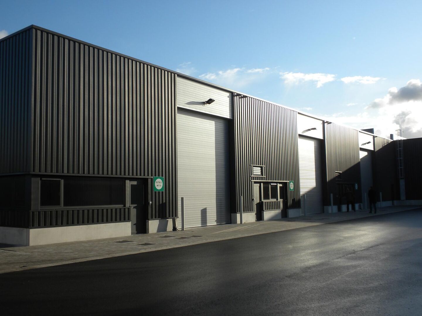 Het betreft verschillende units in het bedrijvenpark De Delften te Westmalle. Deze locatie is eenvoudig bereikbaar via de afrit Zoersel op de E34 (Antwerpen-Turnhout) ofwel de afrit Brecht op de E19 (Antwerpen-Breda).
Oppervlaktes beschikbaar vanaf 825