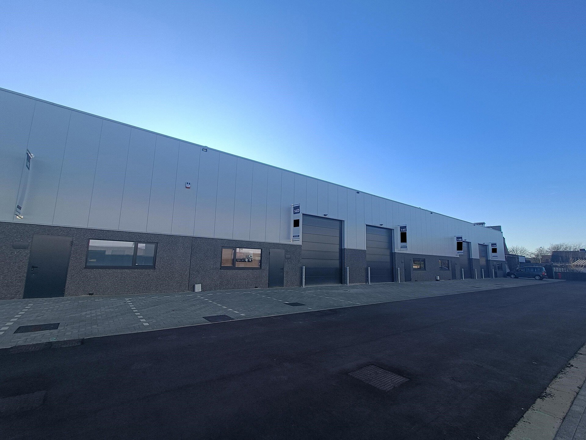 Het betreft de verhuur van nieuwbouw KMO - units langsheen de Oostmalsebaan in Brecht. De units zijn vlot bereikbaar op slechts 10 min van de E19 Antwerpen - Nederland.
Het project omvat 3 units variërend vanaf 221 m², eventueel samenvoegbaar. De units
