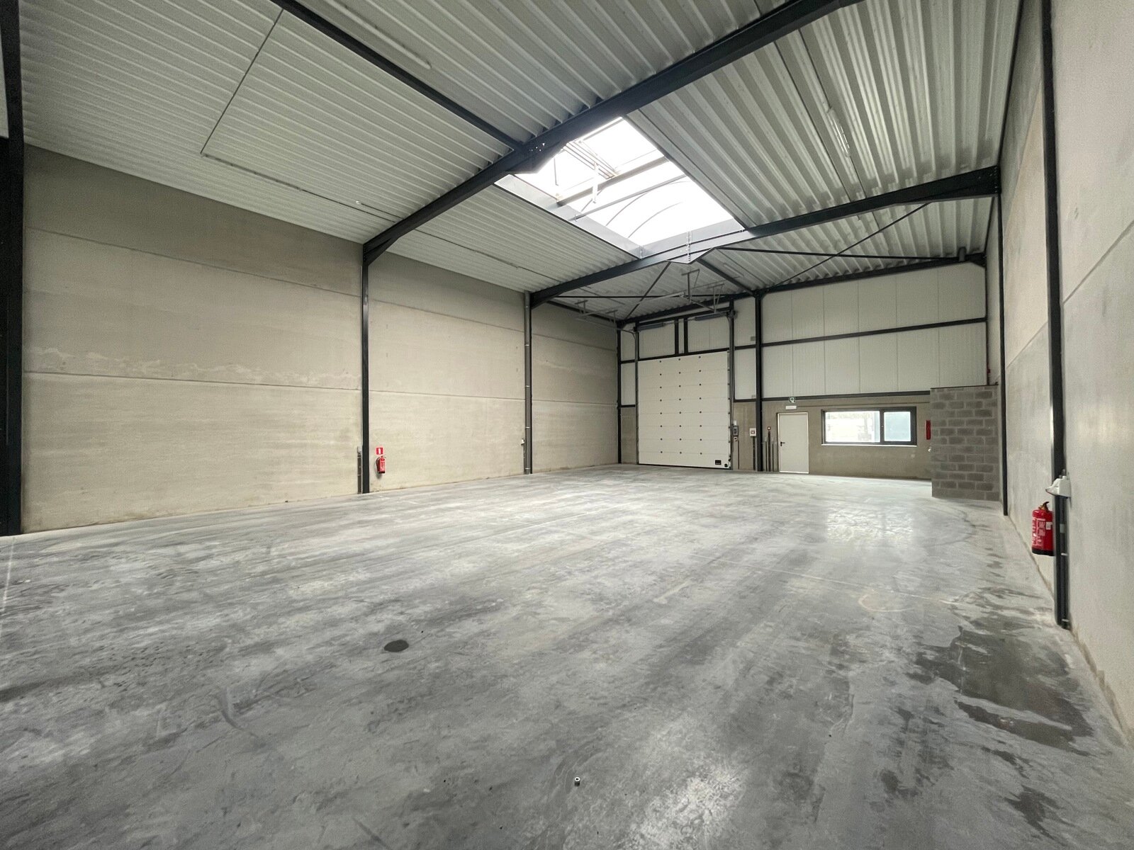 Het betreft de verhuur van nieuwbouw KMO - units langsheen de Oostmalsebaan in Brecht. De units zijn vlot bereikbaar op slechts 10 min van de E19 Antwerpen - Nederland.
Het project omvat 3 units variërend vanaf 221 m², eventueel samenvoegbaar. De units
