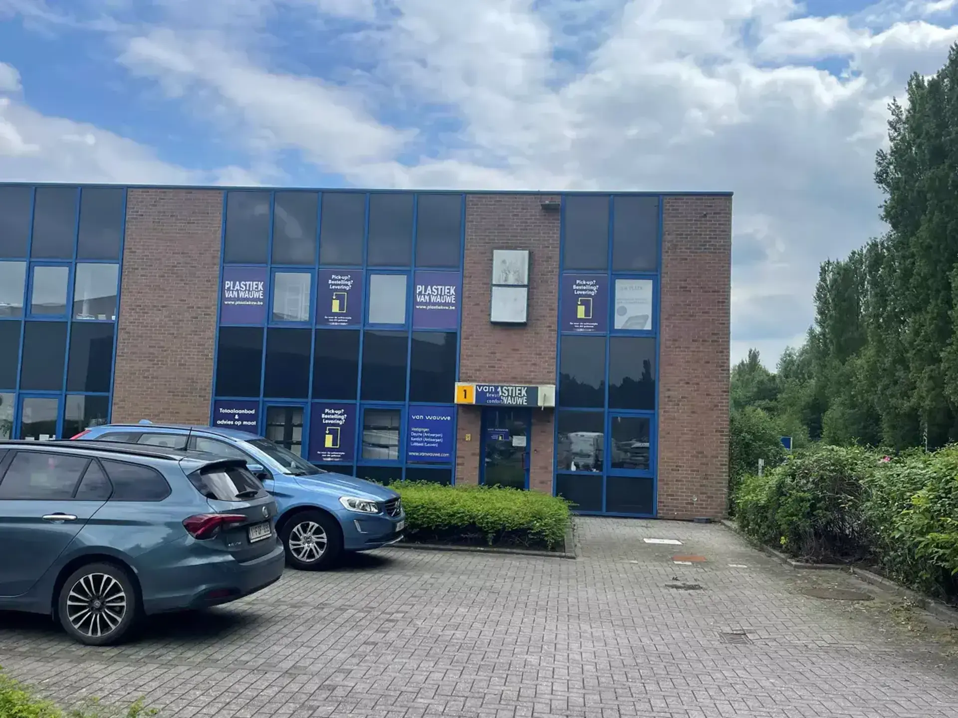 Het betreft de verhuur van twee KMO-units met kantoren, gelegen in bedrijvenpark Kontich I. Dit bedrijvenpark geniet een uitstekende ligging langs de Prins Boudewijnlaan, vlakbij op- en afrit Kontich van de E19 (Antwerpen - Mechelen - Brussel).
Unit 1 h