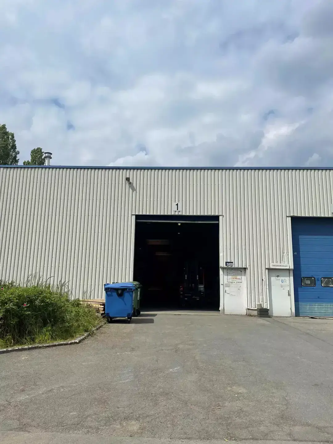 Het betreft de verhuur van twee KMO-units met kantoren, gelegen in bedrijvenpark Kontich I. Dit bedrijvenpark geniet een uitstekende ligging langs de Prins Boudewijnlaan, vlakbij op- en afrit Kontich van de E19 (Antwerpen - Mechelen - Brussel). 

Unit 1 h