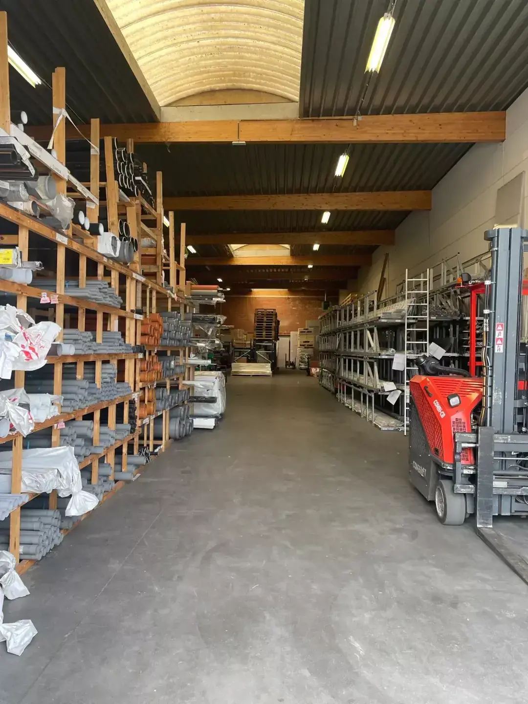 Het betreft de verhuur van twee KMO-units met kantoren, gelegen in bedrijvenpark Kontich I. Dit bedrijvenpark geniet een uitstekende ligging langs de Prins Boudewijnlaan, vlakbij op- en afrit Kontich van de E19 (Antwerpen - Mechelen - Brussel). 

Unit 1 h