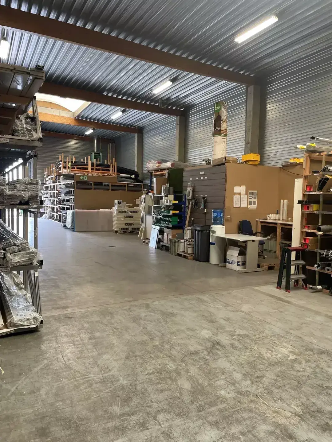 Het betreft de verhuur van twee KMO-units met kantoren, gelegen in bedrijvenpark Kontich I. Dit bedrijvenpark geniet een uitstekende ligging langs de Prins Boudewijnlaan, vlakbij op- en afrit Kontich van de E19 (Antwerpen - Mechelen - Brussel). 

Unit 1 h