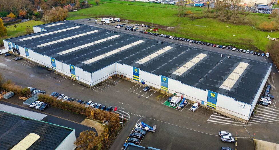 Dit project betreft een grootschalige semi-industriële site met een totale oppervlakte van 36.288 m², verdeeld over twee gebouwen met een combinatie van magazijnen en kantoorruimtes. Het complex omvat 18 afzonderlijke units, wat flexibiliteit biedt voor