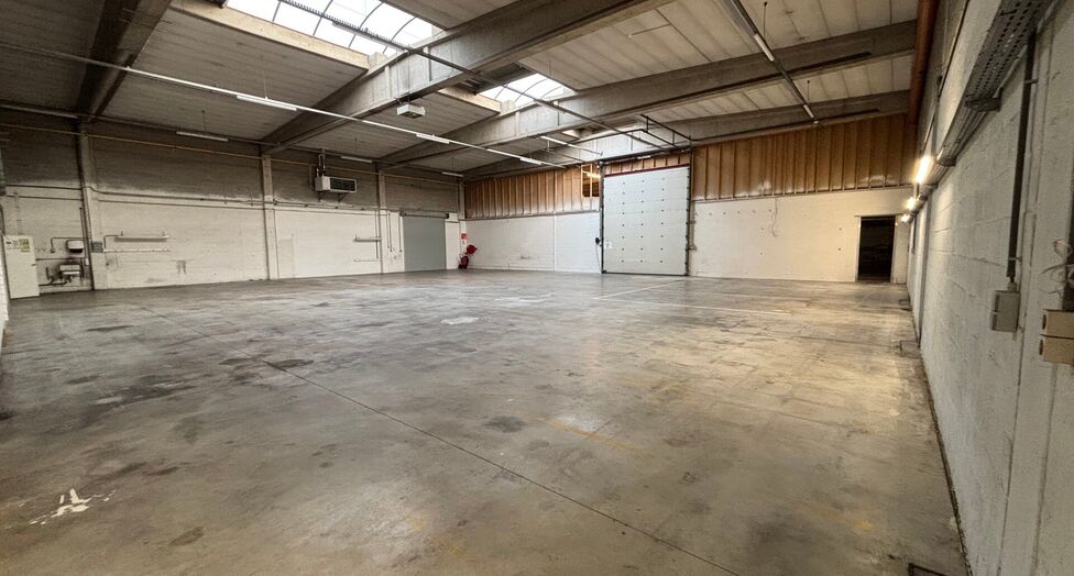 Dit project betreft een grootschalige semi-industriële site met een totale oppervlakte van 36.288 m², verdeeld over twee gebouwen met een combinatie van magazijnen en kantoorruimtes. Het complex omvat 18 afzonderlijke units, wat flexibiliteit biedt voor