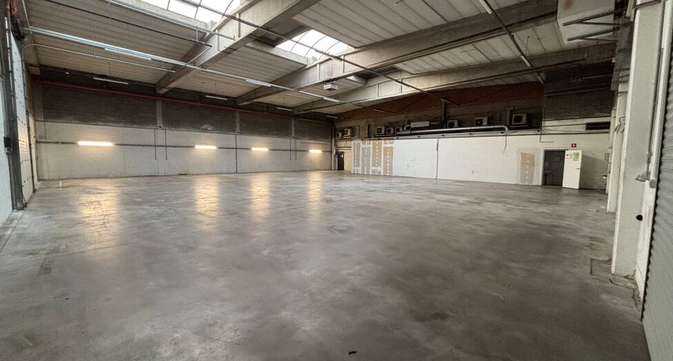 Dit project betreft een grootschalige semi-industriële site met een totale oppervlakte van 36.288 m², verdeeld over twee gebouwen met een combinatie van magazijnen en kantoorruimtes. Het complex omvat 18 afzonderlijke units, wat flexibiliteit biedt voor