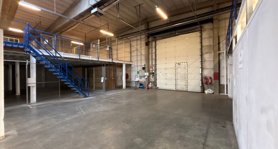 Dit project betreft een grootschalige semi-industriële site met een totale oppervlakte van 36.288 m², verdeeld over twee gebouwen met een combinatie van magazijnen en kantoorruimtes. Het complex omvat 18 afzonderlijke units, wat flexibiliteit biedt voor