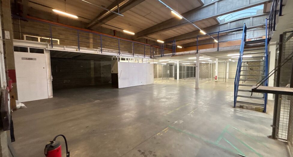 Dit project betreft een grootschalige semi-industriële site met een totale oppervlakte van 36.288 m², verdeeld over twee gebouwen met een combinatie van magazijnen en kantoorruimtes. Het complex omvat 18 afzonderlijke units, wat flexibiliteit biedt voor