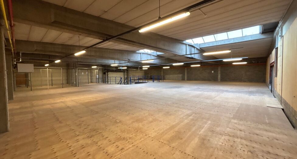 Dit project betreft een grootschalige semi-industriële site met een totale oppervlakte van 36.288 m², verdeeld over twee gebouwen met een combinatie van magazijnen en kantoorruimtes. Het complex omvat 18 afzonderlijke units, wat flexibiliteit biedt voor
