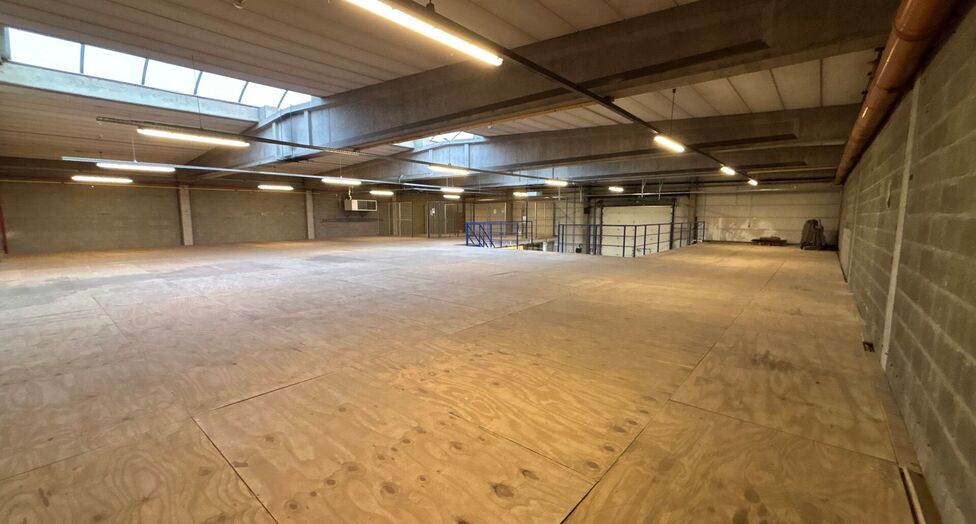 Dit project betreft een grootschalige semi-industriële site met een totale oppervlakte van 36.288 m², verdeeld over twee gebouwen met een combinatie van magazijnen en kantoorruimtes. Het complex omvat 18 afzonderlijke units, wat flexibiliteit biedt voor