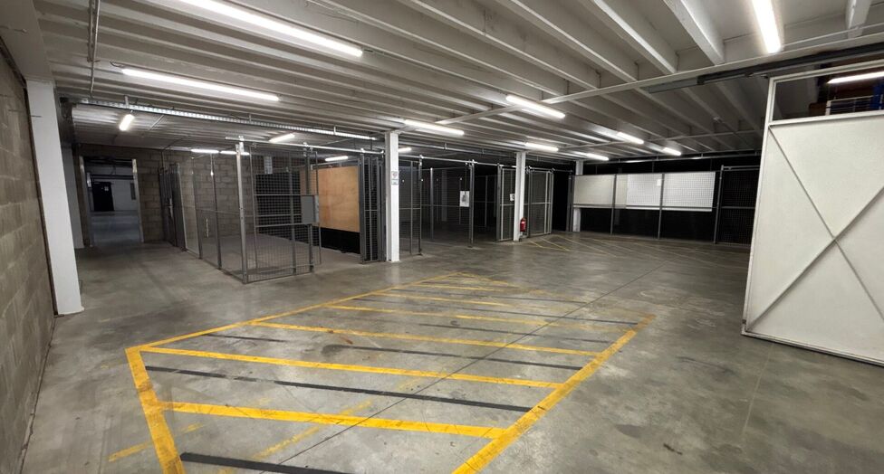 Dit project betreft een grootschalige semi-industriële site met een totale oppervlakte van 36.288 m², verdeeld over twee gebouwen met een combinatie van magazijnen en kantoorruimtes. Het complex omvat 18 afzonderlijke units, wat flexibiliteit biedt voor