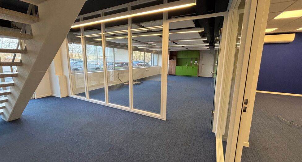 Dit project betreft een grootschalige semi-industriële site met een totale oppervlakte van 36.288 m², verdeeld over twee gebouwen met een combinatie van magazijnen en kantoorruimtes. Het complex omvat 18 afzonderlijke units, wat flexibiliteit biedt voor