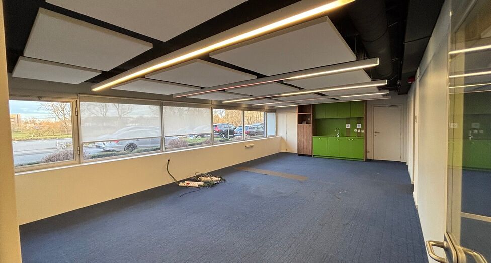Dit project betreft een grootschalige semi-industriële site met een totale oppervlakte van 36.288 m², verdeeld over twee gebouwen met een combinatie van magazijnen en kantoorruimtes. Het complex omvat 18 afzonderlijke units, wat flexibiliteit biedt voor