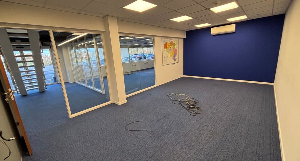 Dit project betreft een grootschalige semi-industriële site met een totale oppervlakte van 36.288 m², verdeeld over twee gebouwen met een combinatie van magazijnen en kantoorruimtes. Het complex omvat 18 afzonderlijke units, wat flexibiliteit biedt voor