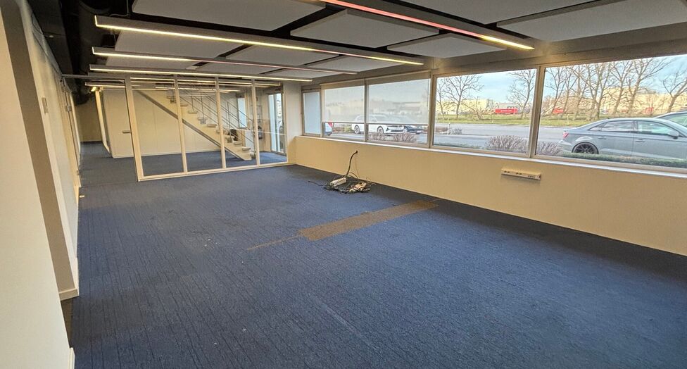 Dit project betreft een grootschalige semi-industriële site met een totale oppervlakte van 36.288 m², verdeeld over twee gebouwen met een combinatie van magazijnen en kantoorruimtes. Het complex omvat 18 afzonderlijke units, wat flexibiliteit biedt voor