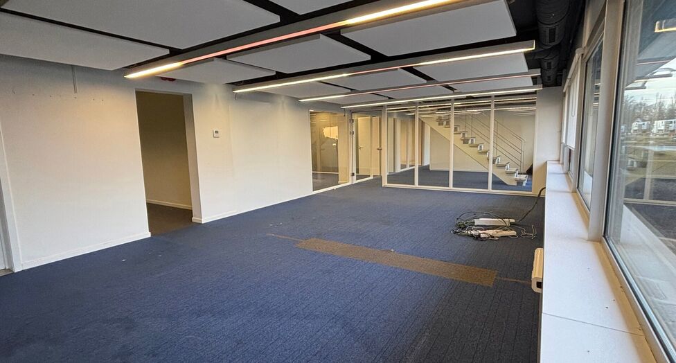 Dit project betreft een grootschalige semi-industriële site met een totale oppervlakte van 36.288 m², verdeeld over twee gebouwen met een combinatie van magazijnen en kantoorruimtes. Het complex omvat 18 afzonderlijke units, wat flexibiliteit biedt voor