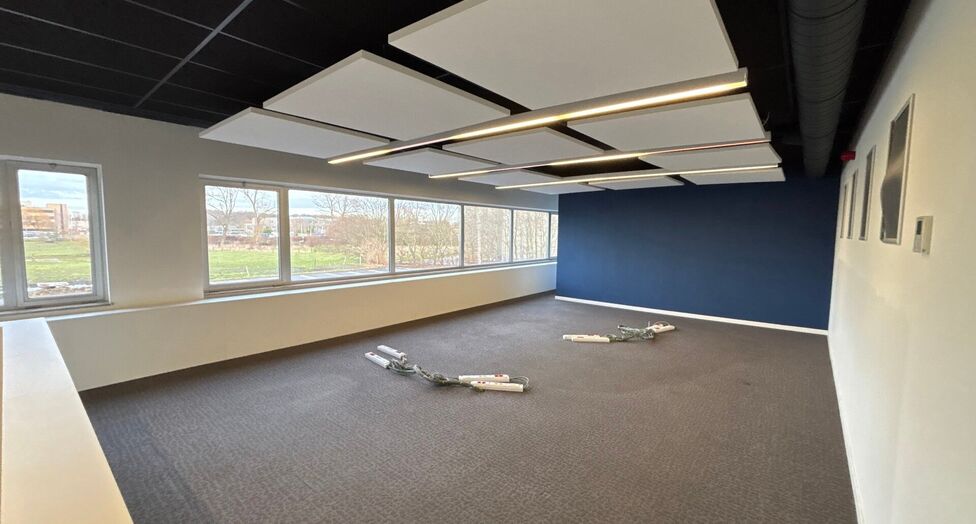 Dit project betreft een grootschalige semi-industriële site met een totale oppervlakte van 36.288 m², verdeeld over twee gebouwen met een combinatie van magazijnen en kantoorruimtes. Het complex omvat 18 afzonderlijke units, wat flexibiliteit biedt voor