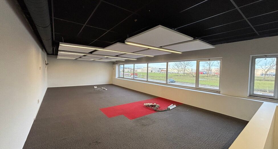Dit project betreft een grootschalige semi-industriële site met een totale oppervlakte van 36.288 m², verdeeld over twee gebouwen met een combinatie van magazijnen en kantoorruimtes. Het complex omvat 18 afzonderlijke units, wat flexibiliteit biedt voor