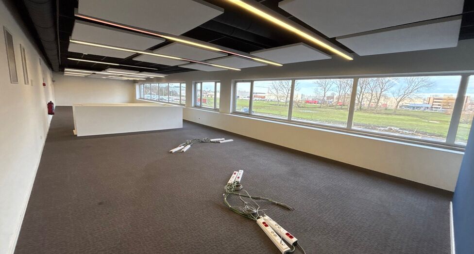 Dit project betreft een grootschalige semi-industriële site met een totale oppervlakte van 36.288 m², verdeeld over twee gebouwen met een combinatie van magazijnen en kantoorruimtes. Het complex omvat 18 afzonderlijke units, wat flexibiliteit biedt voor