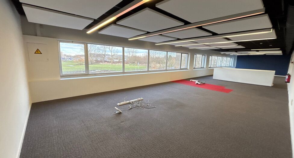 Dit project betreft een grootschalige semi-industriële site met een totale oppervlakte van 36.288 m², verdeeld over twee gebouwen met een combinatie van magazijnen en kantoorruimtes. Het complex omvat 18 afzonderlijke units, wat flexibiliteit biedt voor