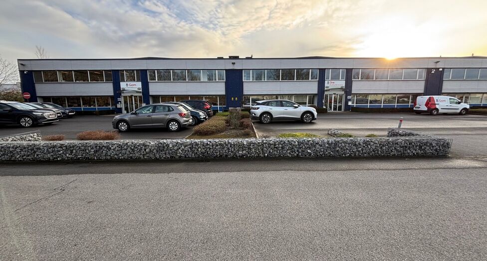 Dit project betreft een grootschalige semi-industriële site met een totale oppervlakte van 36.288 m², verdeeld over twee gebouwen met een combinatie van magazijnen en kantoorruimtes. Het complex omvat 18 afzonderlijke units, wat flexibiliteit biedt voor