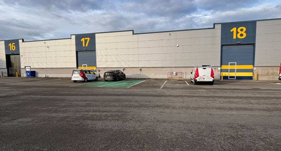 Dit project betreft een grootschalige semi-industriële site met een totale oppervlakte van 36.288 m², verdeeld over twee gebouwen met een combinatie van magazijnen en kantoorruimtes. Het complex omvat 18 afzonderlijke units, wat flexibiliteit biedt voor