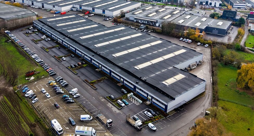 Dit project betreft een grootschalige semi-industriële site met een totale oppervlakte van 36.288 m², verdeeld over twee gebouwen met een combinatie van magazijnen en kantoorruimtes. Het complex omvat 18 afzonderlijke units, wat flexibiliteit biedt voor