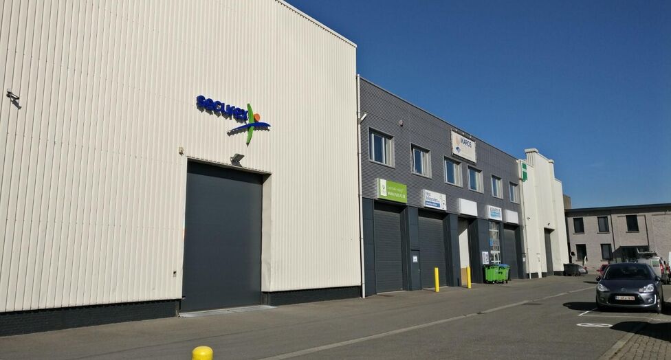 Op deze polyvalente bedrijfssite bieden wij verschillende magazijnruimtes aan, waaronder een magazijnruimte van ca. 100 m&sup2; met een vrije hoogte van ca. 6 meter.

De site geniet een uitstekende ligging in de nabijheid van de Antwerpse Ring en het Albertka