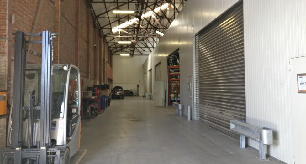 Op deze polyvalente bedrijfssite bieden wij verschillende magazijnruimtes aan, waaronder een magazijnruimte van ca. 100 m&sup2; met een vrije hoogte van ca. 6 meter.

De site geniet een uitstekende ligging in de nabijheid van de Antwerpse Ring en het Albertka