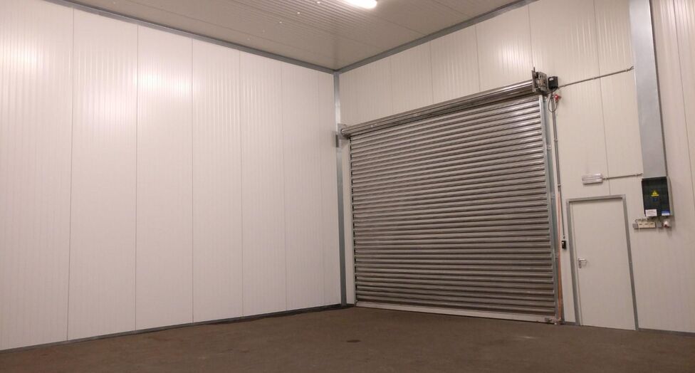 Op deze polyvalente bedrijfssite bieden wij verschillende magazijnruimtes aan, waaronder een magazijnruimte van ca. 100 m&sup2; met een vrije hoogte van ca. 6 meter.

De site geniet een uitstekende ligging in de nabijheid van de Antwerpse Ring en het Albertka