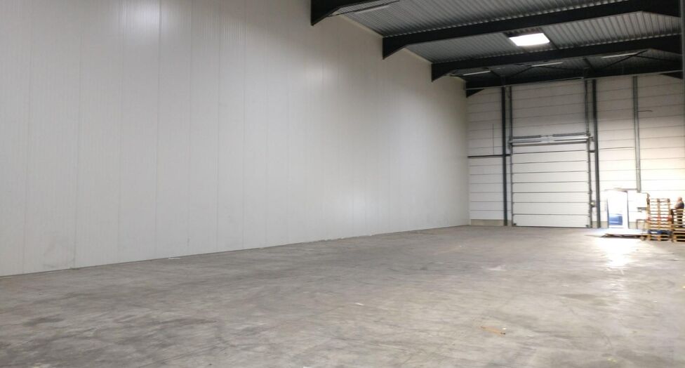 Op deze polyvalente bedrijfssite bieden wij verschillende magazijnruimtes aan, waaronder een magazijnruimte van ca. 100 m&sup2; met een vrije hoogte van ca. 6 meter.

De site geniet een uitstekende ligging in de nabijheid van de Antwerpse Ring en het Albertka