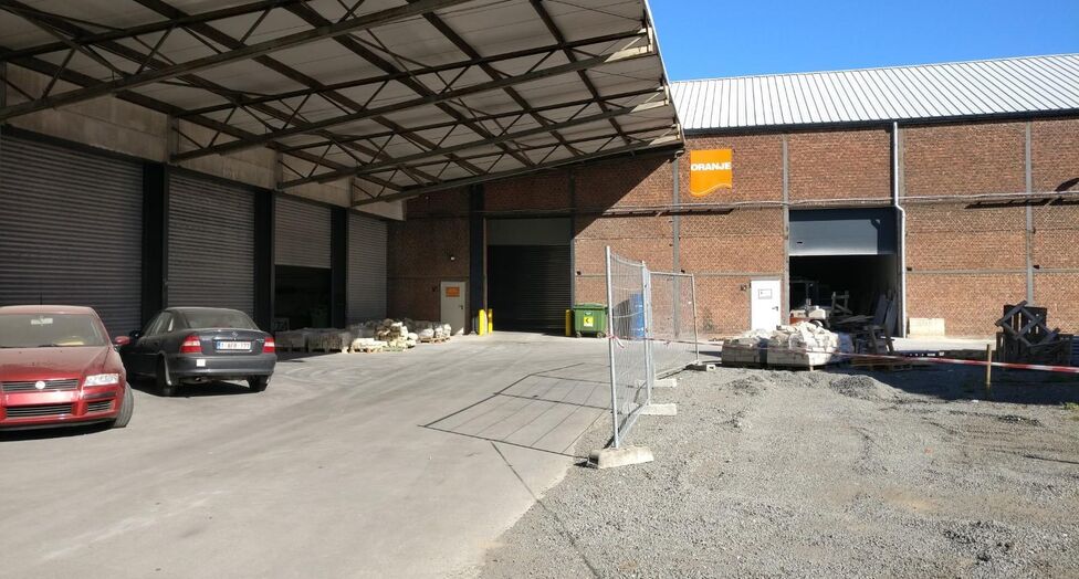 Op deze polyvalente bedrijfssite bieden wij verschillende magazijnruimtes aan, waaronder een magazijnruimte van ca. 100 m&sup2; met een vrije hoogte van ca. 6 meter.

De site geniet een uitstekende ligging in de nabijheid van de Antwerpse Ring en het Albertka