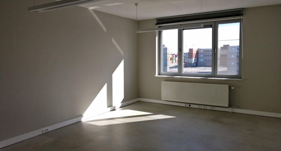 Op deze polyvalente bedrijfssite bieden wij verschillende magazijnruimtes aan, waaronder een magazijnruimte van ca. 100 m&sup2; met een vrije hoogte van ca. 6 meter.

De site geniet een uitstekende ligging in de nabijheid van de Antwerpse Ring en het Albertka