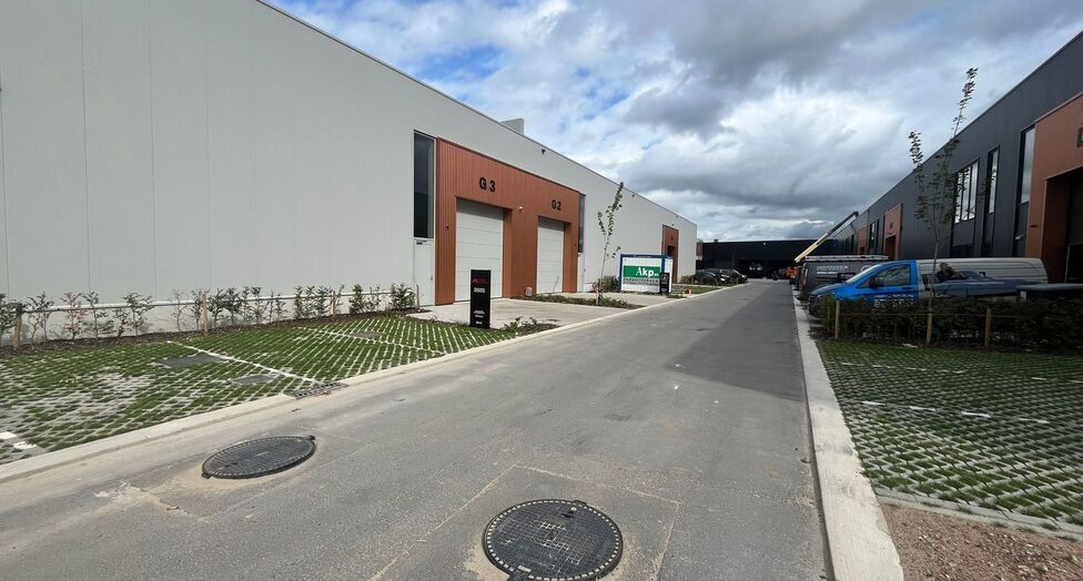 Strategisch gelegen te Heist-op-den-Berg, bieden wij nieuwbouw KMO-units aan in koop/huur
Het project omvat 4 verschillende gebouwen, waarin oppervlaktes beschikbaar zijn vanaf ca. 304 m² tot ca. 6.272 m².
Verkoopprijzen exclusief btw en aankoopkosten