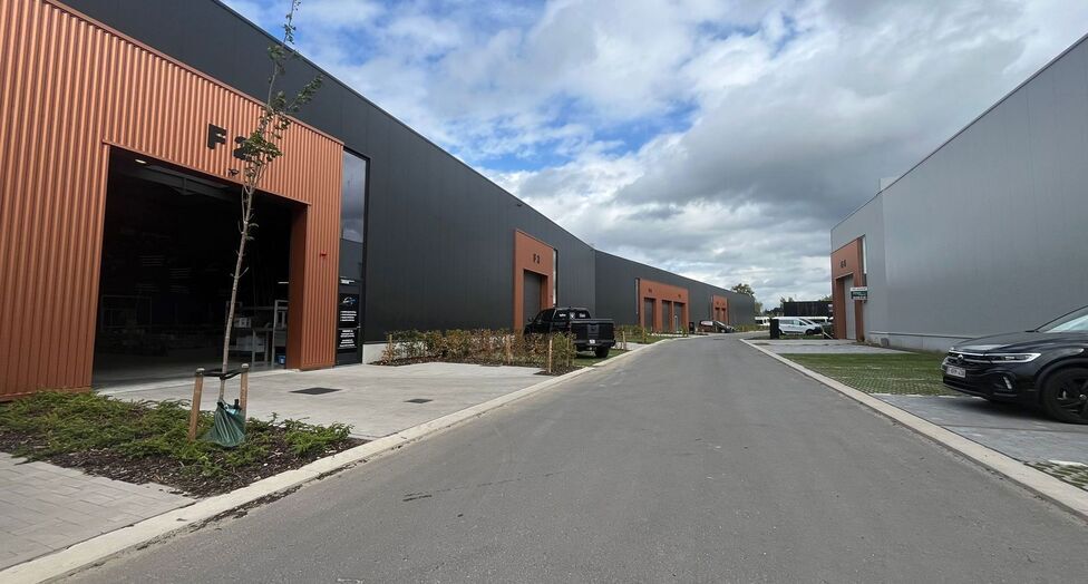 Strategisch gelegen te Heist-op-den-Berg, bieden wij nieuwbouw KMO-units aan in koop/huur
Het project omvat 4 verschillende gebouwen, waarin oppervlaktes beschikbaar zijn vanaf ca. 304 m² tot ca. 6.272 m².
Verkoopprijzen exclusief btw en aankoopkosten