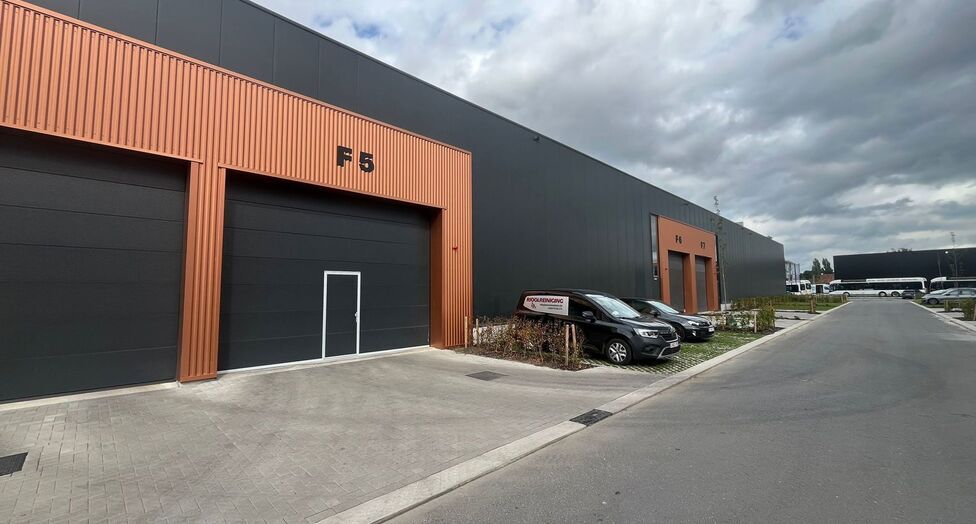 Strategisch gelegen te Heist-op-den-Berg, bieden wij nieuwbouw KMO-units aan in koop/huur
Het project omvat 4 verschillende gebouwen, waarin oppervlaktes beschikbaar zijn vanaf ca. 304 m² tot ca. 6.272 m².
Verkoopprijzen exclusief btw en aankoopkosten