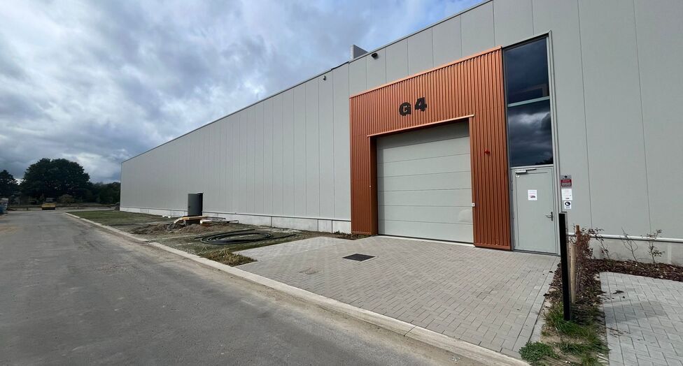Strategisch gelegen te Heist-op-den-Berg, bieden wij nieuwbouw KMO-units aan in koop/huur
Het project omvat 4 verschillende gebouwen, waarin oppervlaktes beschikbaar zijn vanaf ca. 304 m² tot ca. 6.272 m².
Verkoopprijzen exclusief btw en aankoopkosten