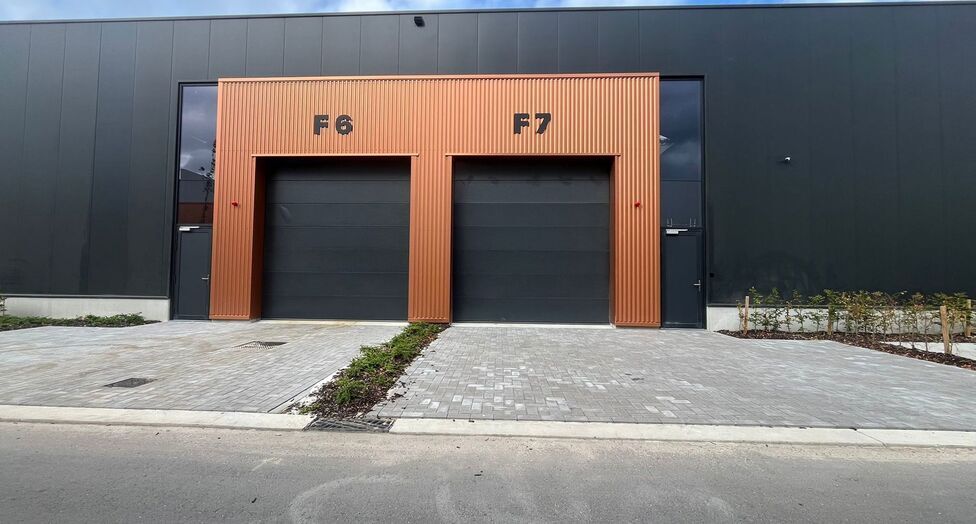 Strategisch gelegen te Heist-op-den-Berg, bieden wij nieuwbouw KMO-units aan in koop/huur
Het project omvat 4 verschillende gebouwen, waarin oppervlaktes beschikbaar zijn vanaf ca. 304 m² tot ca. 6.272 m².
Verkoopprijzen exclusief btw en aankoopkosten
