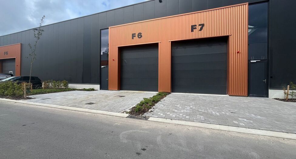 Strategisch gelegen te Heist-op-den-Berg, bieden wij nieuwbouw KMO-units aan in koop/huur
Het project omvat 4 verschillende gebouwen, waarin oppervlaktes beschikbaar zijn vanaf ca. 304 m² tot ca. 6.272 m².
Verkoopprijzen exclusief btw en aankoopkosten