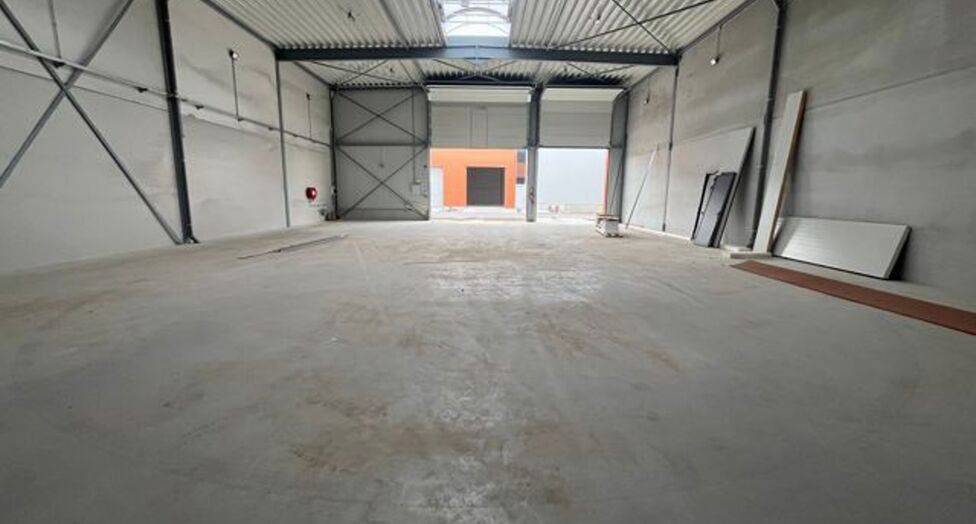 Strategisch gelegen te Heist-op-den-Berg, bieden wij nieuwbouw KMO-units aan in koop/huur
Het project omvat 4 verschillende gebouwen, waarin oppervlaktes beschikbaar zijn vanaf ca. 304 m² tot ca. 6.272 m².
Verkoopprijzen exclusief btw en aankoopkosten