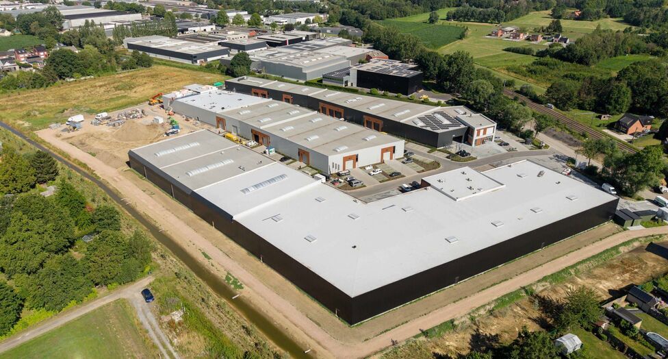 Strategisch gelegen te Heist-op-den-Berg, bieden wij nieuwbouw KMO-units aan in koop/huur
Het project omvat 4 verschillende gebouwen, waarin oppervlaktes beschikbaar zijn vanaf ca. 304 m² tot ca. 6.272 m².
Verkoopprijzen exclusief btw en aankoopkosten