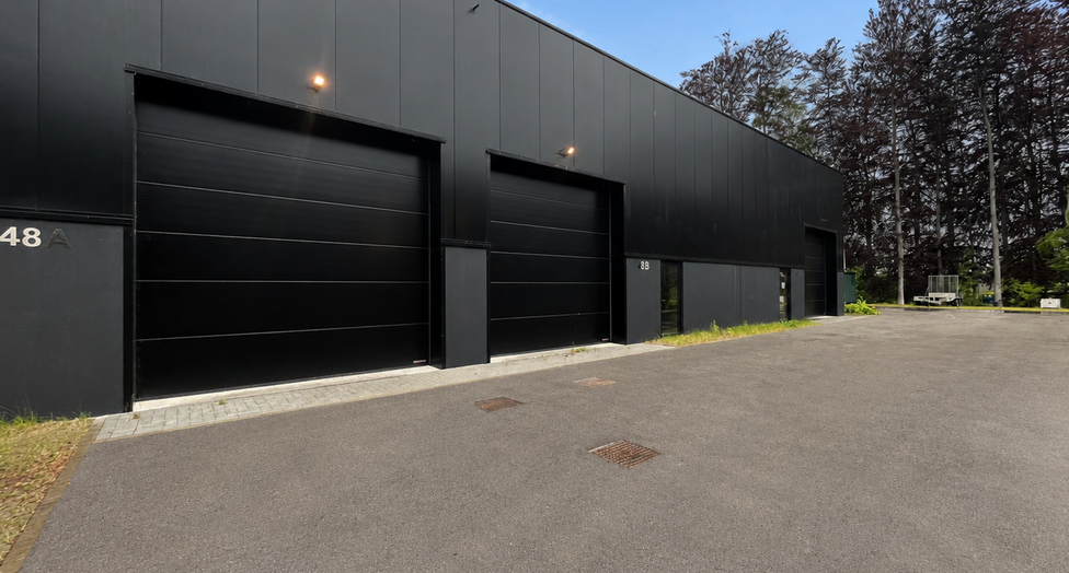 Gelegen langs de Notmeir te Duffel maken deze drie moderne bedrijfsunits deel uit van het recente “Duffel Business Park”, een kwalitatief nieuw KMO-project op een strategische locatie tussen Antwerpen en Brussel.
Het bedrijvenpark bevindt zich tussen