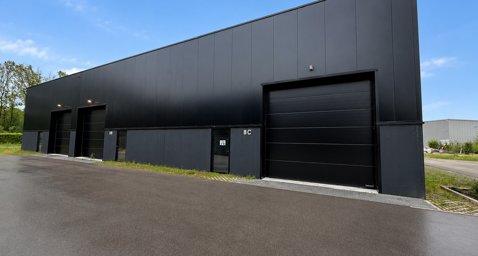 Gelegen langs de Notmeir te Duffel maken deze drie moderne bedrijfsunits deel uit van het recente “Duffel Business Park”, een kwalitatief nieuw KMO-project op een strategische locatie tussen Antwerpen en Brussel.
Het bedrijvenpark bevindt zich tussen